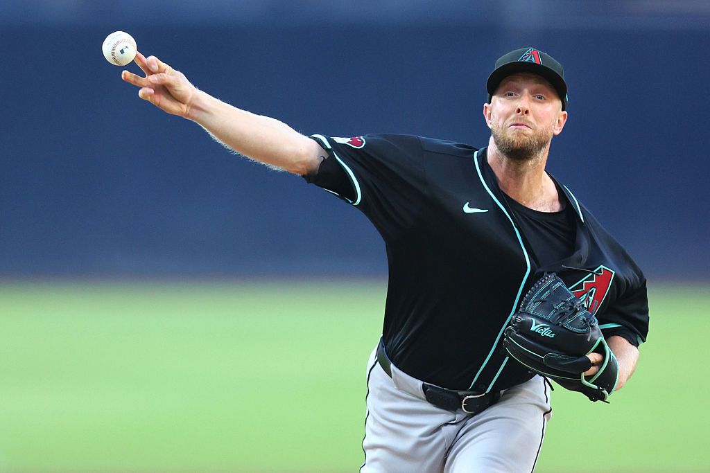 Merrill Kelly delivers a pitch