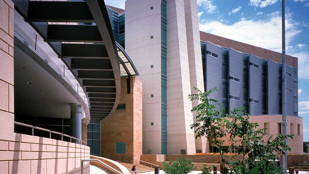 the evo a deconcini federal courthouse in tcuson