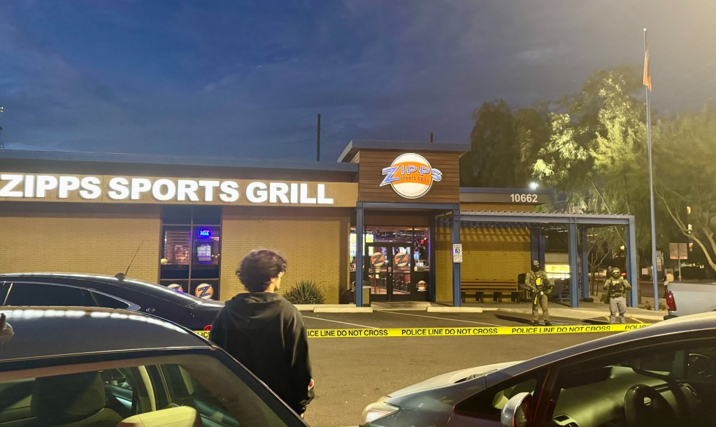 armed federal agents outside a zipps sports grill