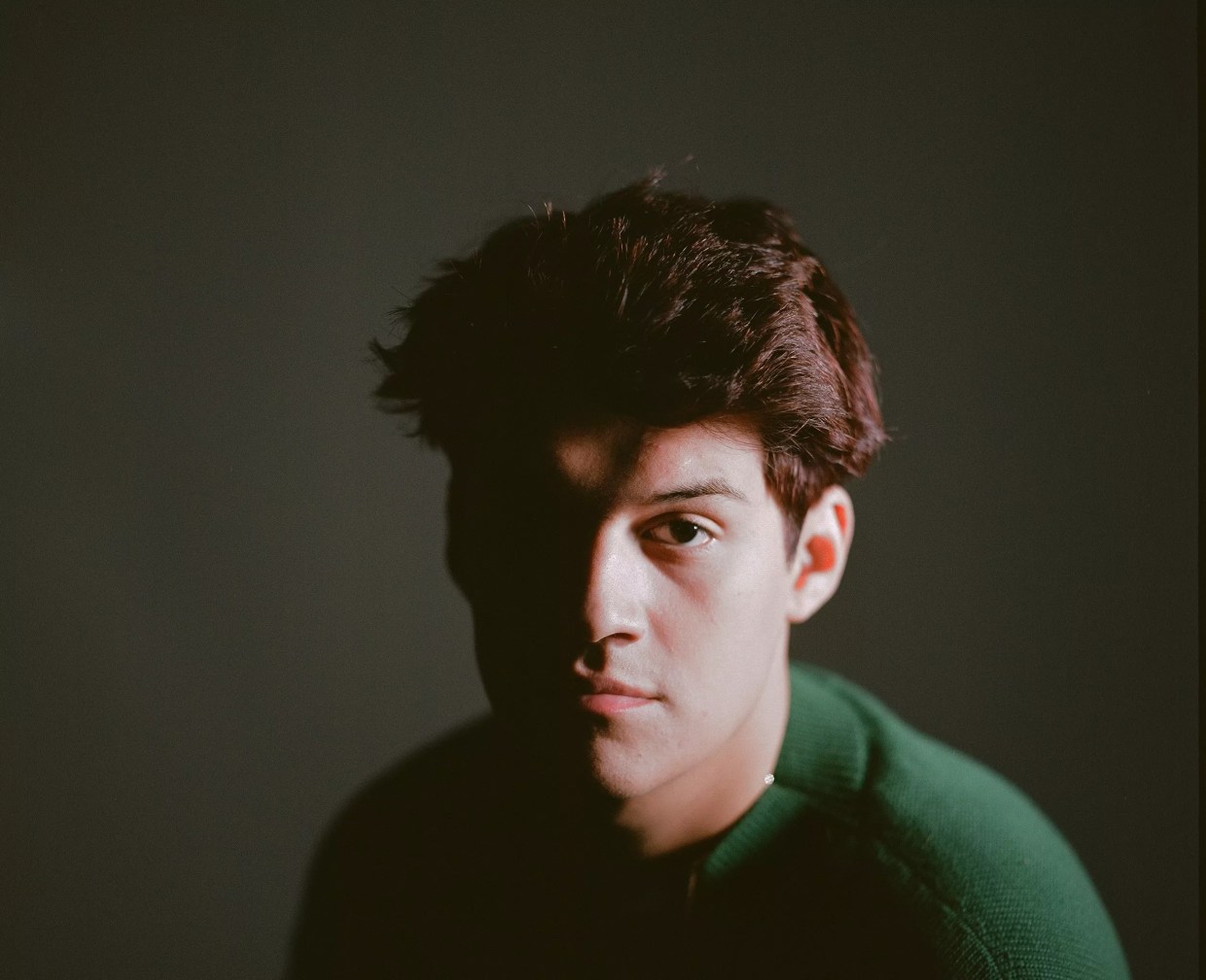 Omar Apollo Tunes Out the Haters on His New EP, <i>Friends</i>