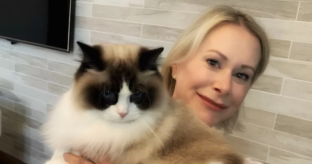 The Life of a Scottsdale Show Cat (And His Owner)