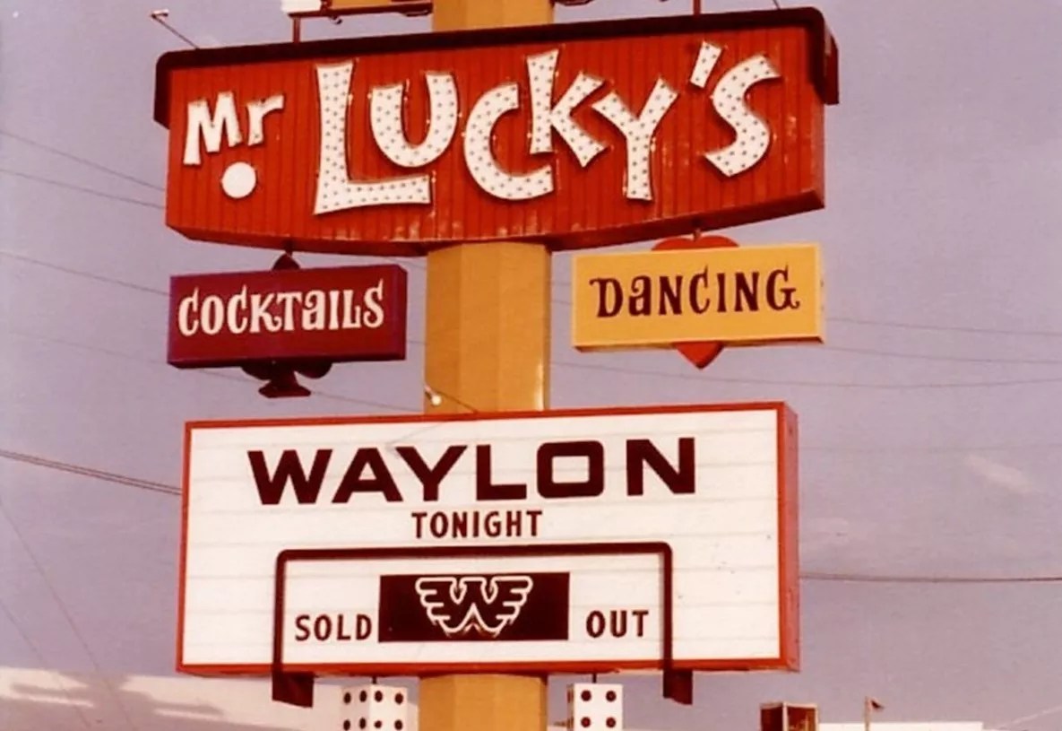Watch Waylon Jennings perform at Mr. Lucky’s in Phoenix in 1980