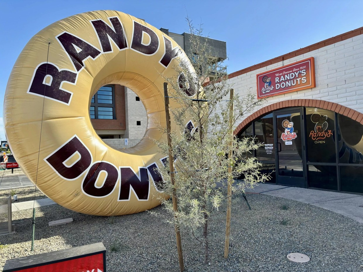 Randy’s Donuts rolls into Phoenix. 12 photos from opening day