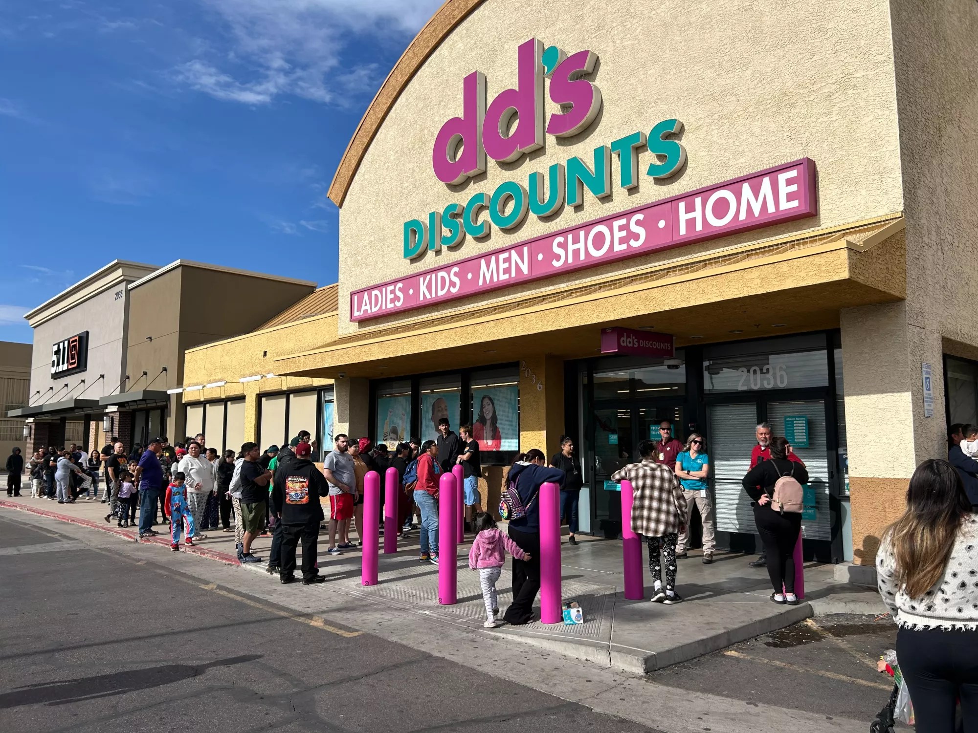 people line up outside a dd's discounts store
