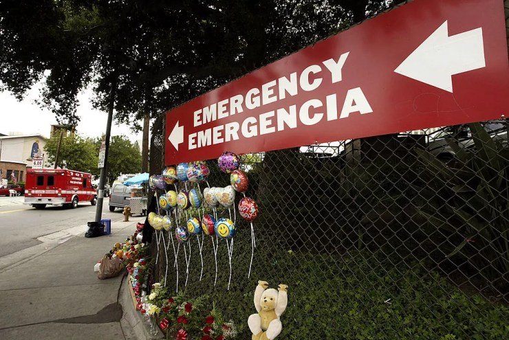 an emergency room sign in english and spanish