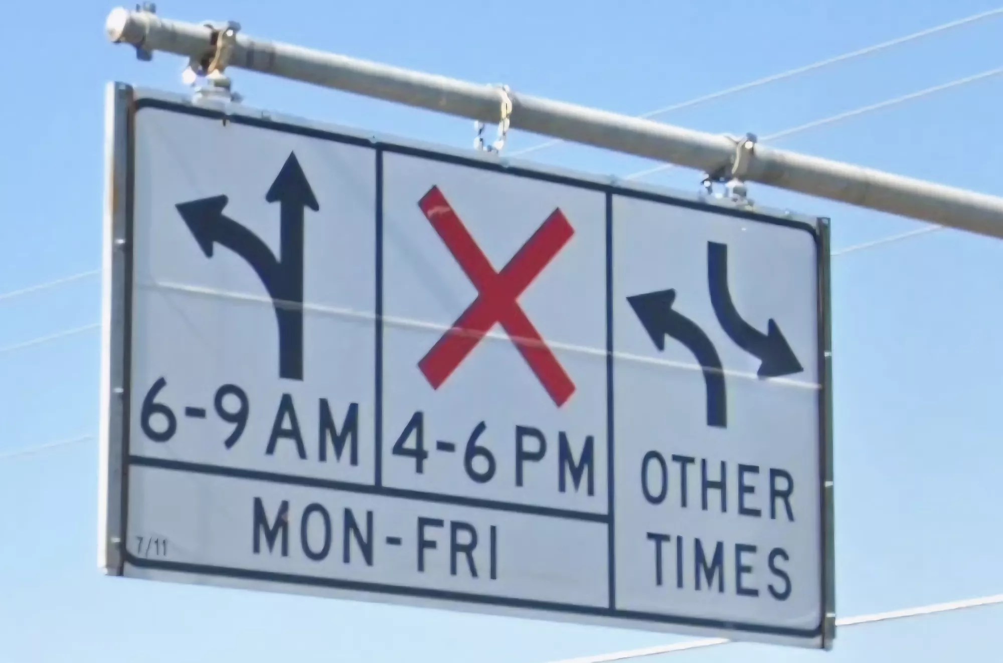 a sign that shows left turns ok during some hours, prohibited during others