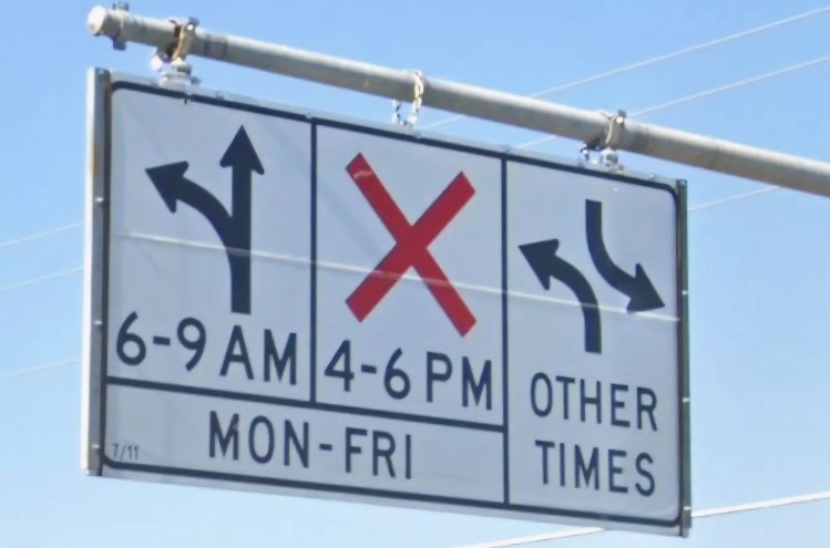 a sign that shows left turns ok during some hours, prohibited during others