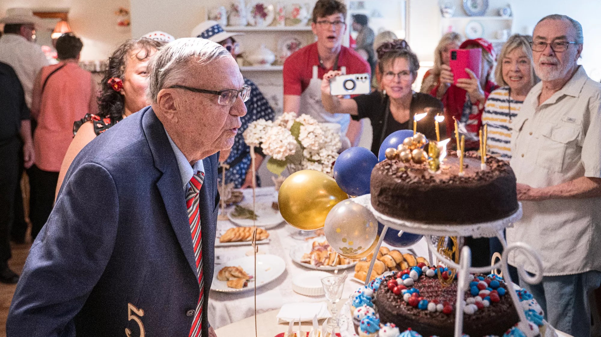 joe arpaio blows out candles on a birthday cake